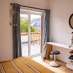 Coliving & Cowork In Ericeira By Barefoot Portugal Lodge